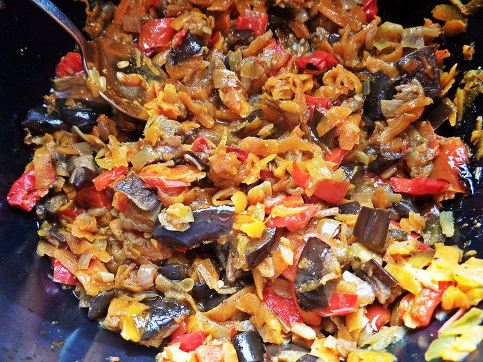 Овощное рагу на основе запеченных баклажанов и перцев