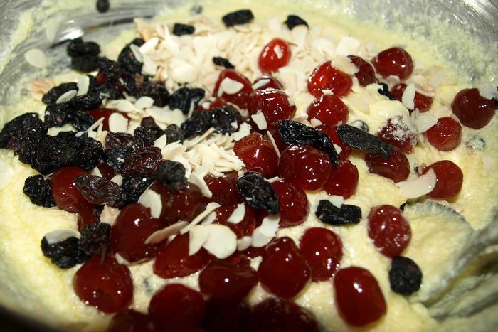 Кекс с вяленой вишней, арахисом и шоколадом