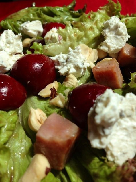 Салат с черешней, козьим сыром и беконом