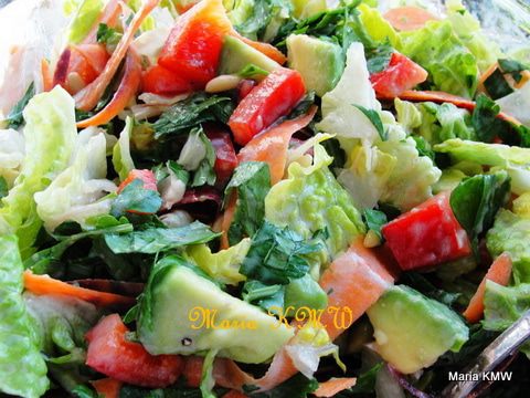 Салат с фиолетовой морковкой, зернышками граната и пармезаном