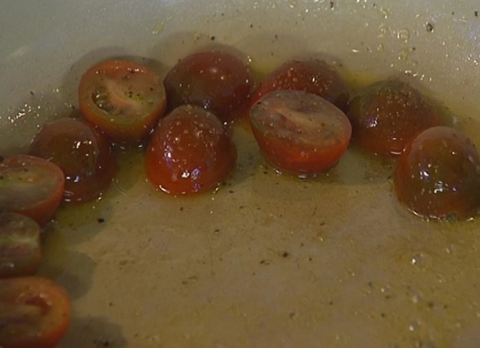 Омлет с козьим сыром, помидорами и базиликом 