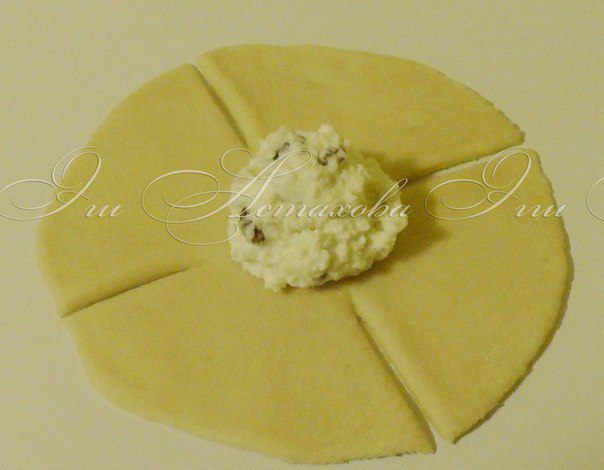 Пирог с творожными розами