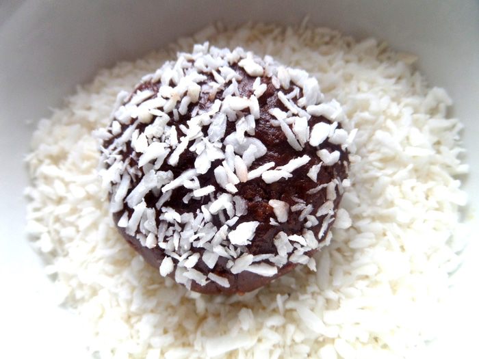 Шоколадные пирожные с фруктами