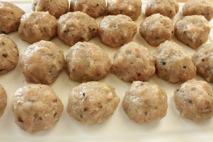 Куриные тефтели в пикантном грибном соусе