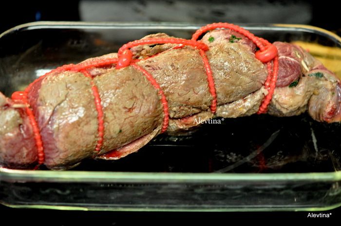 Говяжий рулет с грибами и беконом