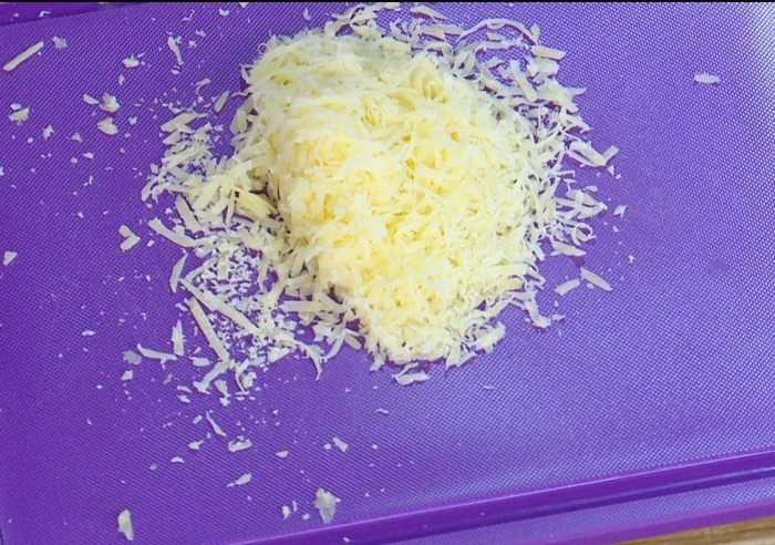 Паста с беконом, шпинатом и помидорами 