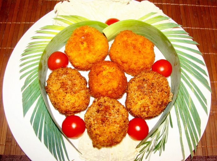 Сырные шарики с начинкой в ореховой панировке под &amp;quot;пьяной&amp;quot; клюквой