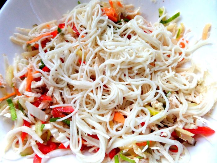 Рисовая вермишель с овощами и курицей