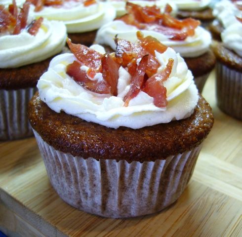 Капкейки из картофеля с кленовой глазурью и беконом
