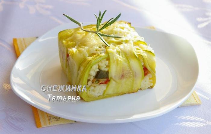 Пирог из кускуса в полосках цукини с куриным рулетом