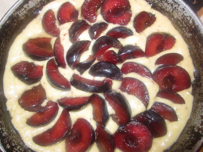 Пирог из миндального теста со сливами