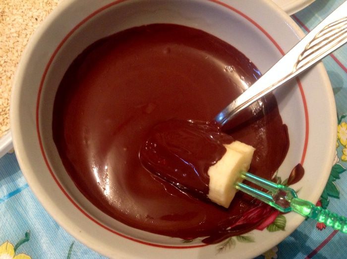 Свежие фрукты в шоколаде и кунжуте