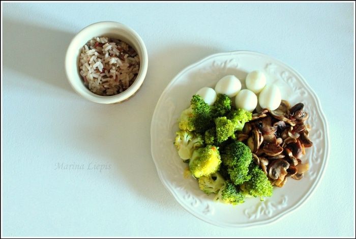Рис с брокколи, грибами и перепелиными яйцами