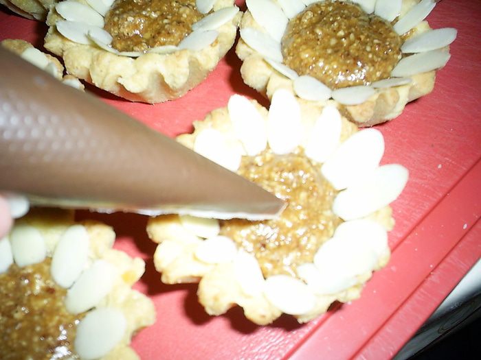 Песочные корзиночки с карамельно-миндальной начинкой