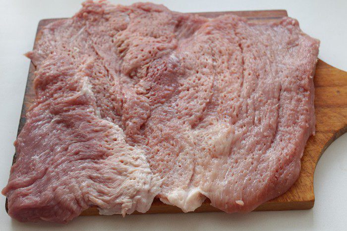 Рулет из свинины с вяленой клюквой