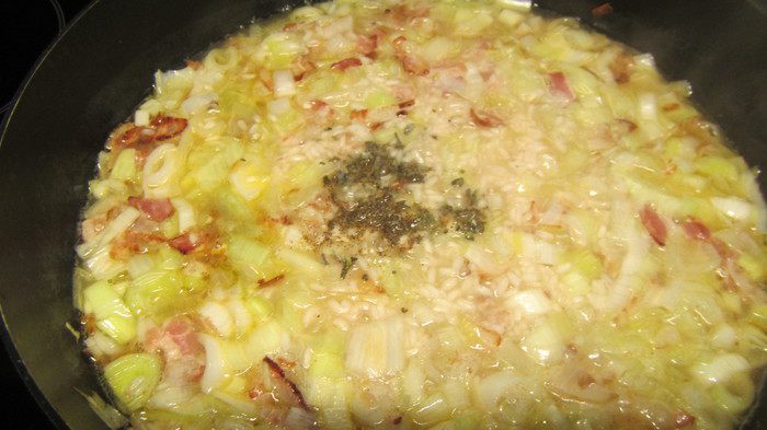 Запеченное в духовке ризотто с луком-пореем и панчеттой