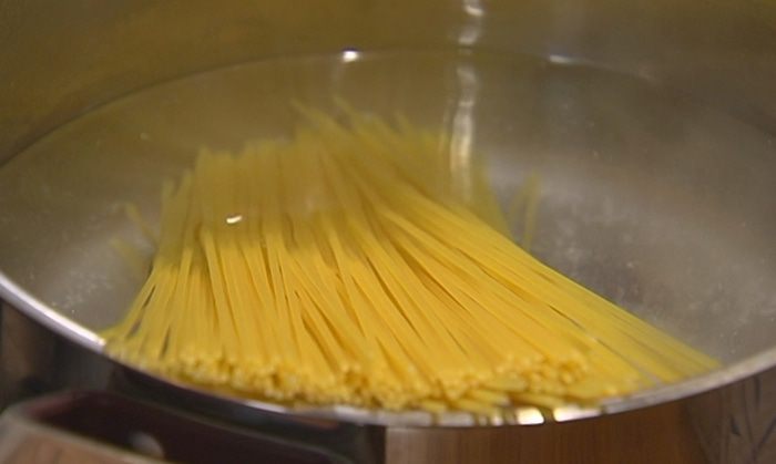 Спагетти с помидорами и беконом