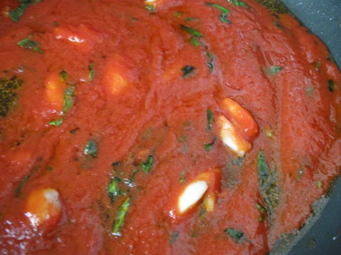 Пицца с острой колбасой и перцем