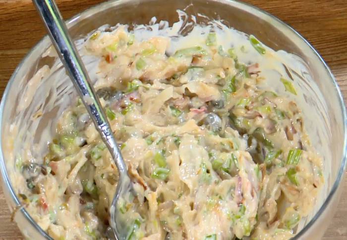 Бутерброд с ветчиной, квашеной капустой, яблоками и сыром 