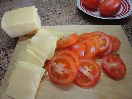 Свинина с помидорами и сыром