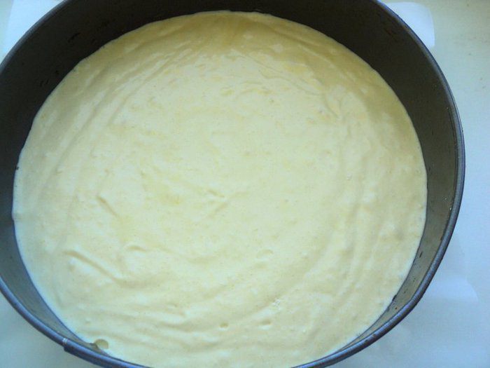 Пирог с яблоками и меренгой