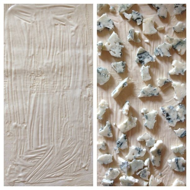 Пироги с грушей-пашот, карамелизированным луком и голубым сыром