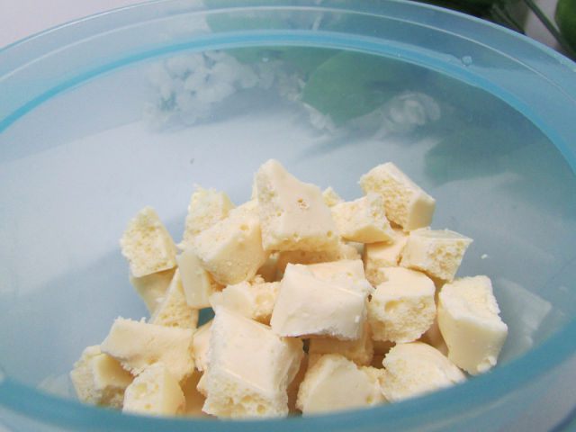 Конфеты из белого шоколада с орешками и цукатами