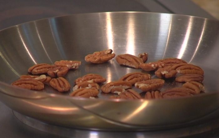 Салат из инжира с фасолью и орехами пекан 