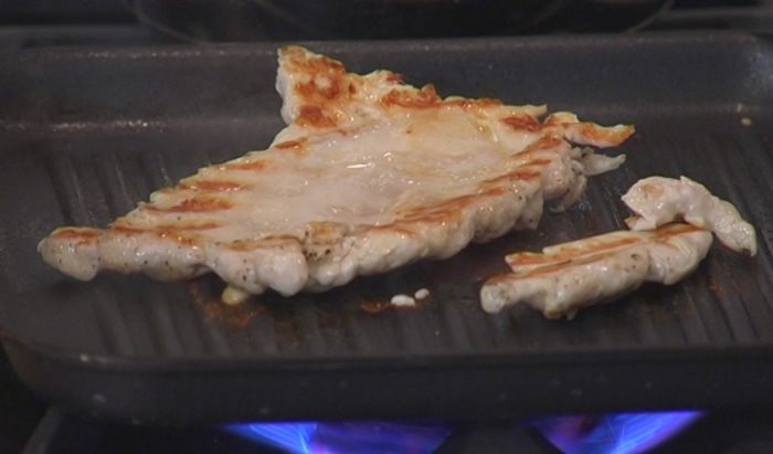 Теплый салат с курицей, макаронами и сладким перцем 