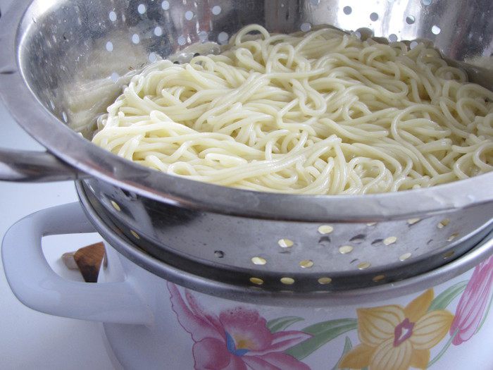 Японская лапша с овощами и омлетом