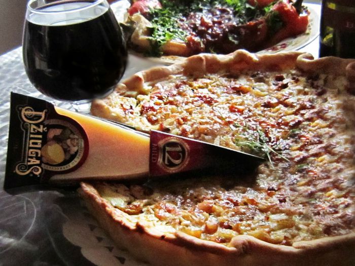 Луковый пирог со шпиком и сыром Джюгас 