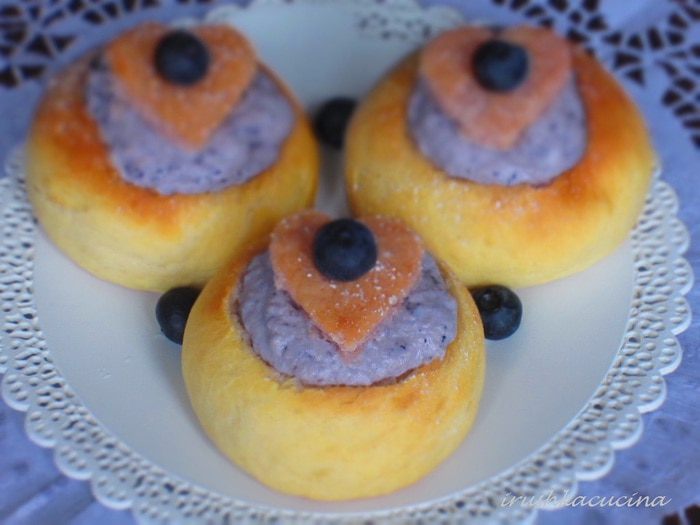 Мини-бриоши с творожно-черничным кремом