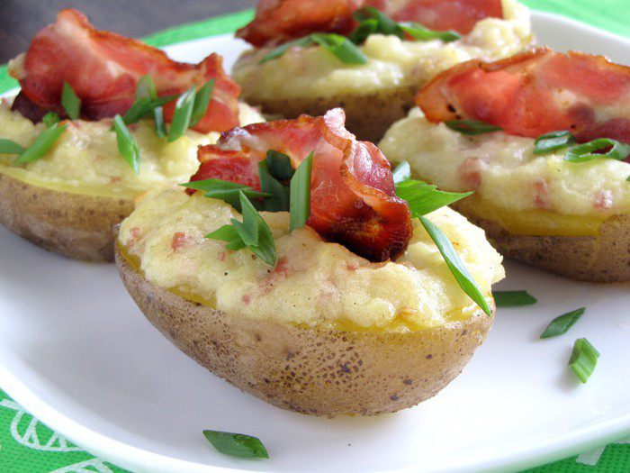 Картофельные лодочки с беконом и сыром