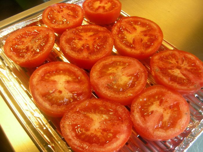 Запеченные помидоры с ароматной посыпкой