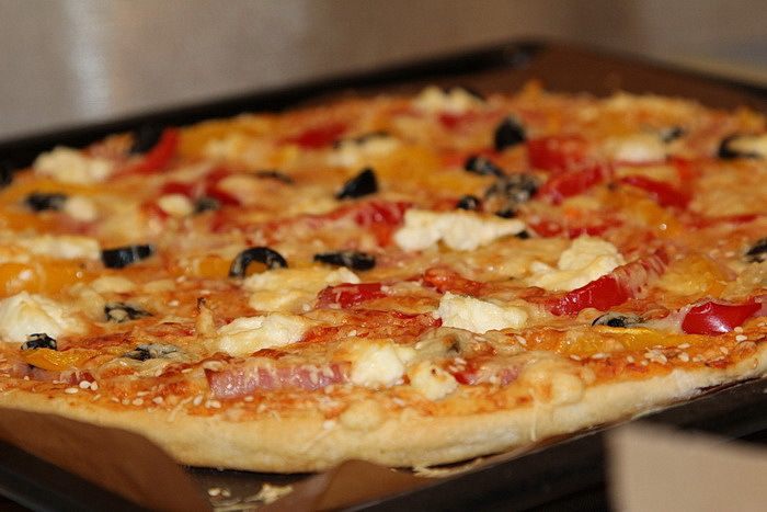 Пицца с ветчиной, перцем и творожным сыром