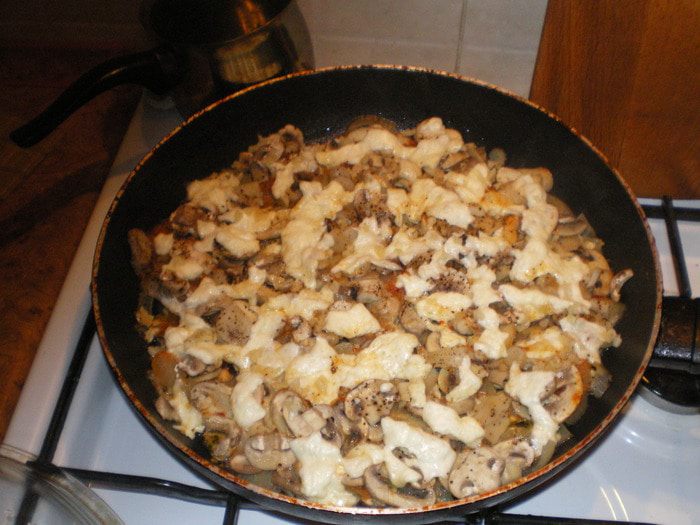 Мидии, запеченные под овощами