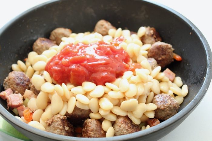 Фрикадельки с фасолью и овощами