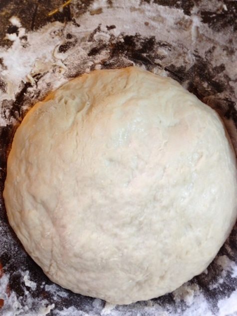 Слоеный пирог-рулет с вишней и корицей на сковороде