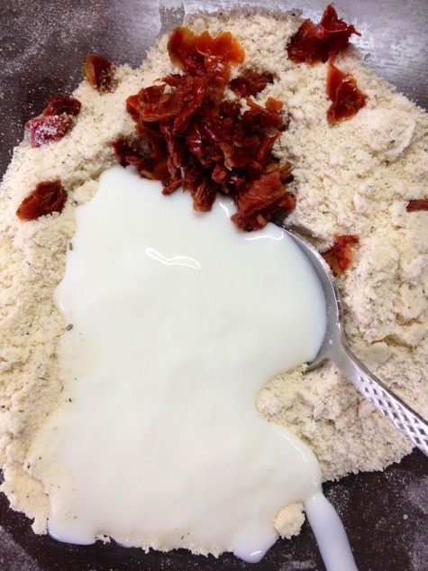 Печенье с вялеными помидорами и базиликом