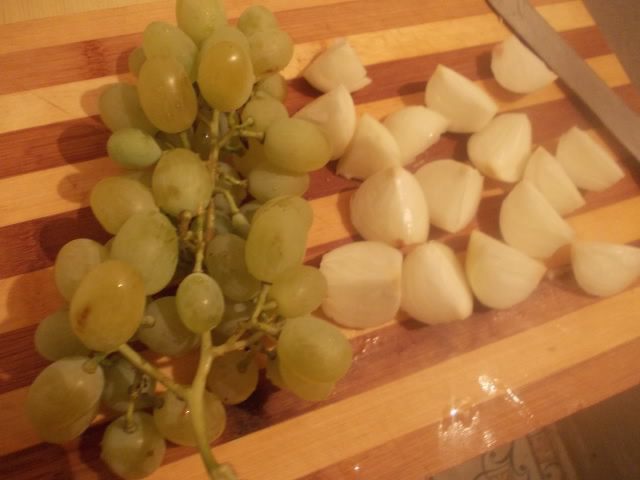 Курица с виноградом и луком