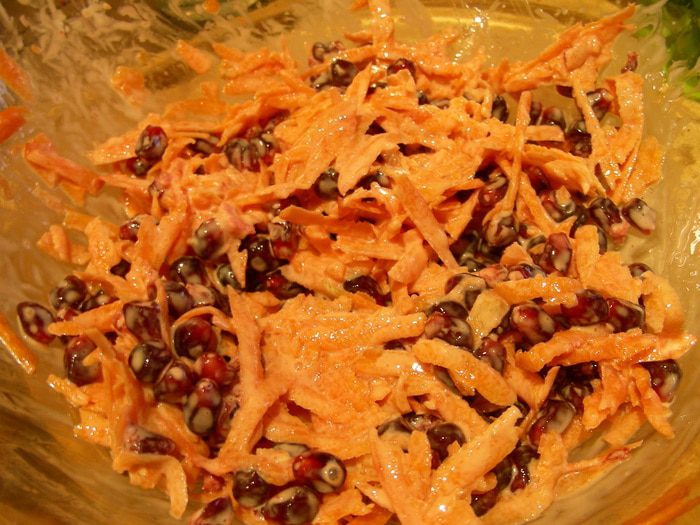 Легкий салат из моркови и граната с грецкими орехами