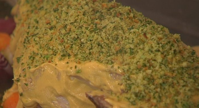 Нога ягненка, запеченная под пряной корочкой