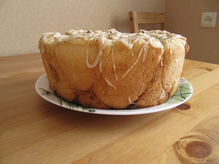 Сдобный хлеб с персиком и карамелью
