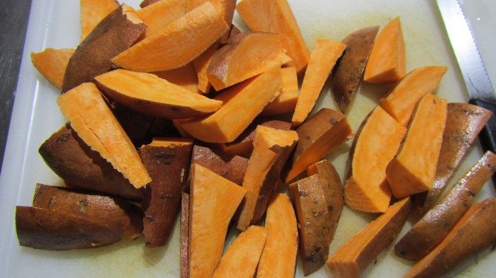 Гамбургер из говядины с чипсами из сладкого картофеля