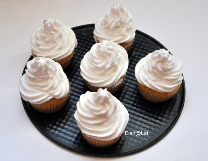 Лимонные маффины с курдом и меренгой