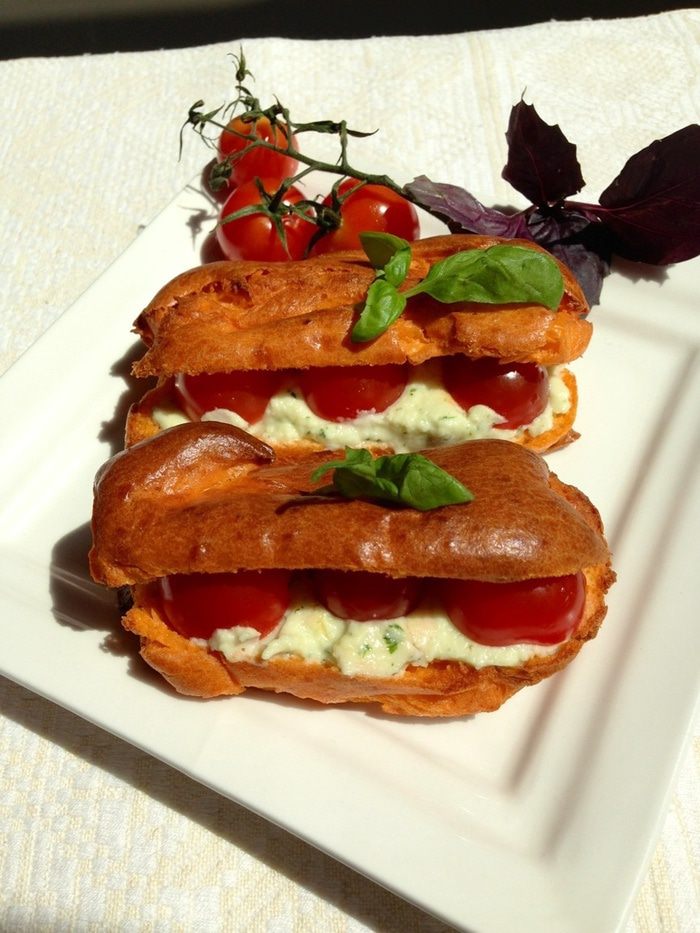 Закусочные томатные эклеры с кремом из моцареллы 