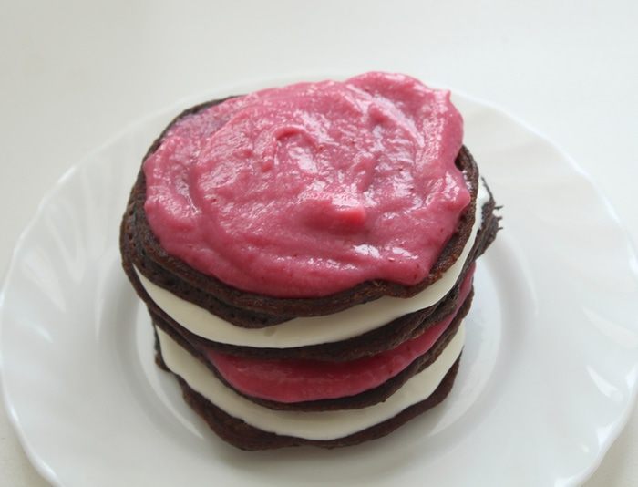 Мини-торт из черемуховых оладий с брусничным курдом