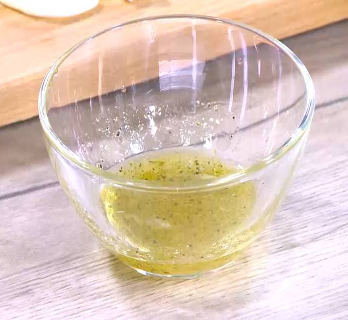 Тосты с сельдью, свеклой и зеленым горошком 
