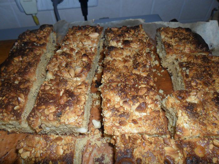 Пирог с изюмом и арахисом