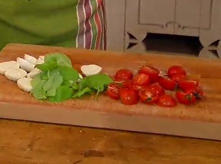 Моцарелла и помидоры на шпажках 